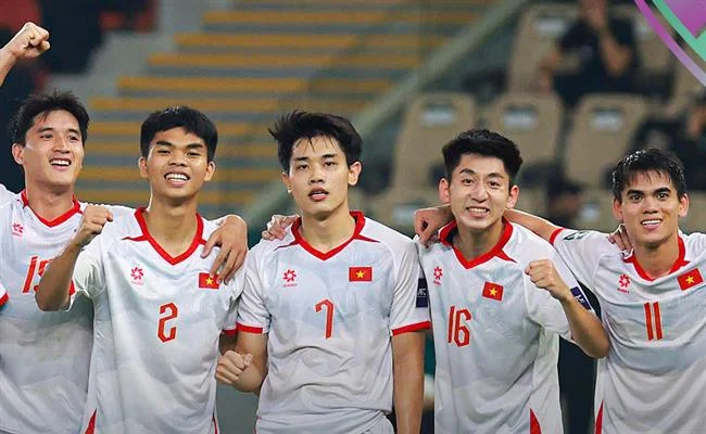Sân bóng đá với quả bóng và lưới, biểu tượng cho cá cược bóng đá